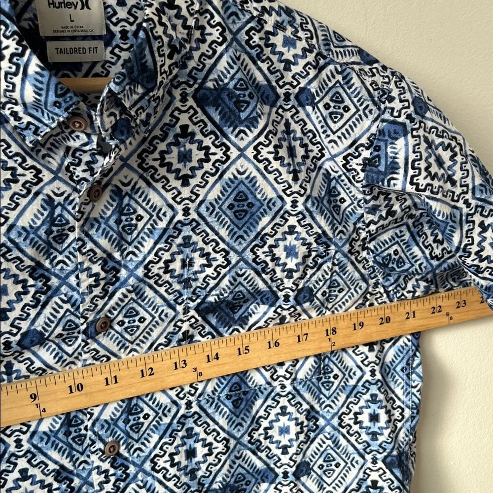 Hurley Men's Geometric Tribal Hawaiian Button down shirt Large
